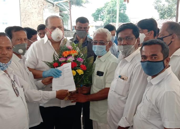 Teachers lodge complaint against ZP CEO Vaichal with Rural Development Minister | झेडपीचे सीईओ वायचळ यांच्यावि़रूद्ध शिक्षकांची ग्रामविकास मंत्र्याकडे तक्रार