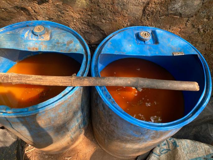 Uttan Sagar Police action on village liquor; Both arrested | उत्तन सागरी पोलिसांची गावठी दारूवर कारवाई; दोघांना अटक  Uttan Sagar Police action on village liquor; Both arrested | उत्तन सागरी पोलिसांची गावठी दारूवर कारवाई; दोघांना अटक