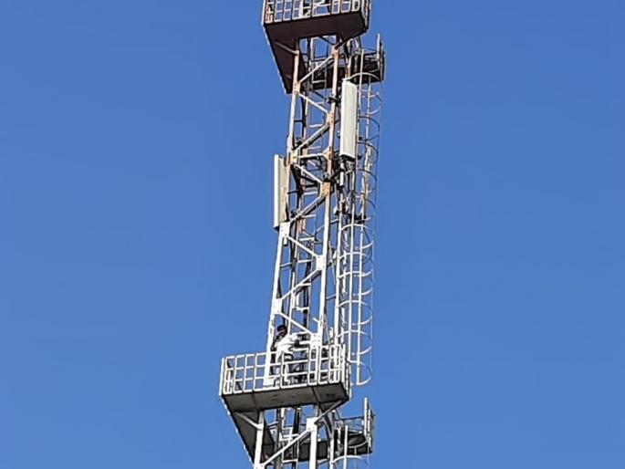 Mismanagement of Barhanpur Gram Panchayat; He climbed the tower for the agitation | नादच खुळा! बऱ्हाणपूर ग्रामपंचायतीचा भोंगळ कारभार; आंदोलनासाठी 'भाऊ' चढले 'टॉवर'वर