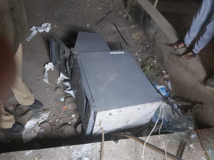 ATMs burglarized by thieves; Citizens woke up and fell | चोरट्यांनी फोडले एटीएम; नागरिक जागे झाल्याने फसला डाव ATMs burglarized by thieves; Citizens woke up and fell | चोरट्यांनी फोडले एटीएम; नागरिक जागे झाल्याने फसला डाव