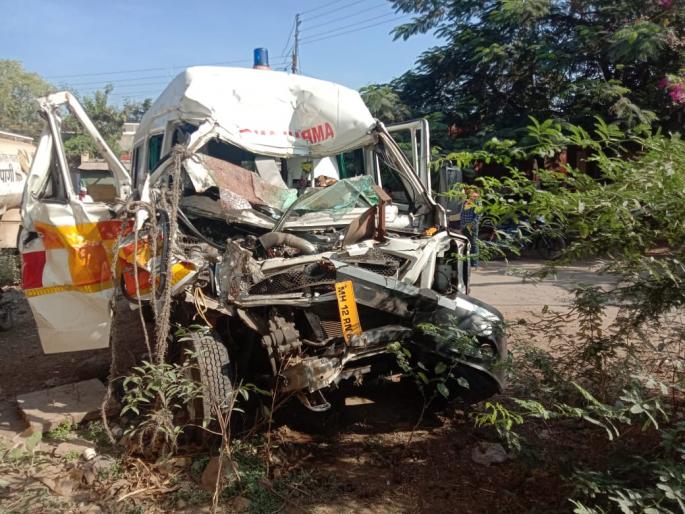 Breaking; Ambulance accident near Mohol; Three killed, ten seriously injured | Breaking; मोहोळजवळ रुग्णवाहिकेचा अपघात; तिघांचा मृत्यू, दहा जण गंभीर जखमी