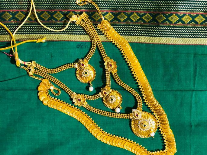 Muktai temple opens in Muktainagar at 5 am, Muktai wears Mauli sari | मुक्ताईनगरला मुक्ताई मंदिर उघडले पहाटे पाच वाजता, मुक्ताईला नेसवली माऊलीची साडी Muktai temple opens in Muktainagar at 5 am, Muktai wears Mauli sari | मुक्ताईनगरला मुक्ताई मंदिर उघडले पहाटे पाच वाजता, मुक्ताईला नेसवली माऊलीची साडी