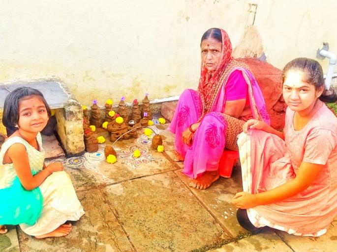 The tradition of ‘gawlani’ from dung for five days in the courtyard on Diwali is still going on in the rural areas | दिवाळीत अंगणात पाच दिवस शेणापासून ‘गवळणीं’ची परंपरा ग्रामीण भागात अजूनही कायम The tradition of ‘gawlani’ from dung for five days in the courtyard on Diwali is still going on in the rural areas | दिवाळीत अंगणात पाच दिवस शेणापासून ‘गवळणीं’ची परंपरा ग्रामीण भागात अजूनही कायम