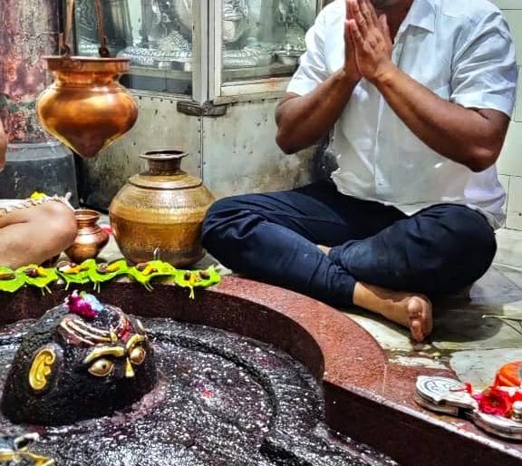 Devotees thronged the Shri Siddheshwar Temple at Machnur; An atmosphere of joy among Shiva devotees | माचणूर येथील श्री सिद्धेश्वर मंदिर भाविकांनी गजबजले; शिवभक्तांमध्ये आनंदाचे वातावरण Devotees thronged the Shri Siddheshwar Temple at Machnur; An atmosphere of joy among Shiva devotees | माचणूर येथील श्री सिद्धेश्वर मंदिर भाविकांनी गजबजले; शिवभक्तांमध्ये आनंदाचे वातावरण
