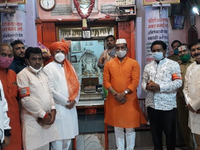 After opening the temple of Akkalkot, tears of joy flowed in the eyes of the devotees | अक्कलकोटचे मंदीर उघडल्यानंतर स्वामी दर्शनाने तरळले भाविकांच्या डोळ्यात आनंदाश्रू