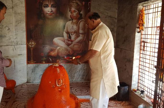 In Wardha, temples were opened, devotees took darshan in discipline | वर्ध्यात देवालये झाली खुली, भाविकांनी घेतले शिस्तीत दर्शन In Wardha, temples were opened, devotees took darshan in discipline | वर्ध्यात देवालये झाली खुली, भाविकांनी घेतले शिस्तीत दर्शन
