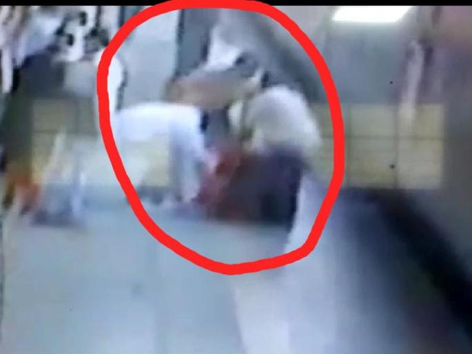 RPF jawans rescued lives, the woman was trapped between the platform and the train | RPF जवानाने वाचवले प्राण, महिला अडकली होती फलाट आणि रेल्वेगाडीच्यामध्ये RPF jawans rescued lives, the woman was trapped between the platform and the train | RPF जवानाने वाचवले प्राण, महिला अडकली होती फलाट आणि रेल्वेगाडीच्यामध्ये