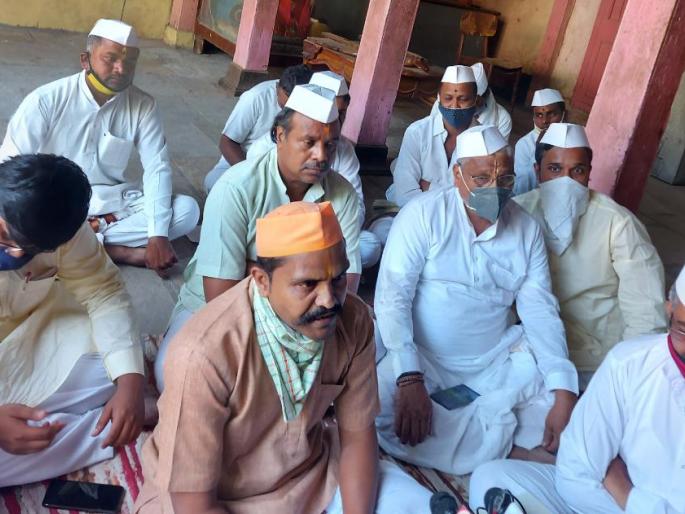 Not only Warikaris but also Deputy Chief Ministers should not do Wari; The role of the Warakari sect | वारकऱ्यांना वारी नाही तर उपमुख्यमंत्र्यांनीही वारी करू नये; वारकरी संप्रदायाची भूमिका Not only Warikaris but also Deputy Chief Ministers should not do Wari; The role of the Warakari sect | वारकऱ्यांना वारी नाही तर उपमुख्यमंत्र्यांनीही वारी करू नये; वारकरी संप्रदायाची भूमिका