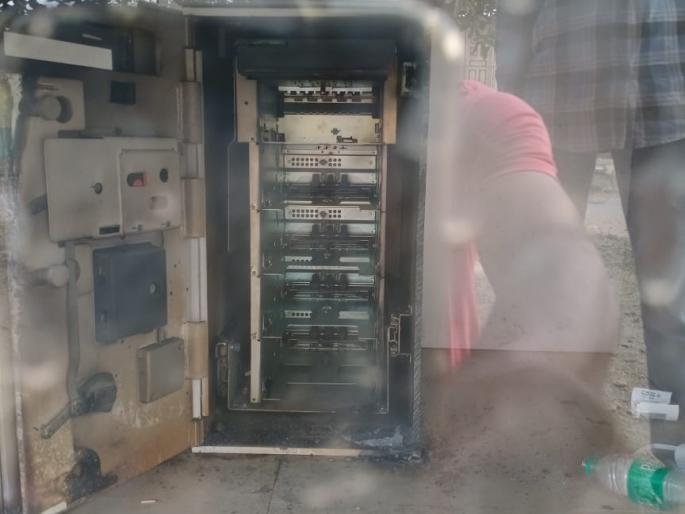Unidentified thieves broke into an ATM in Kurduwadi and snatched Rs 11 lakh 42 thousand | कुर्डूवाडीतील एटीएम फोडून अज्ञात चोरट्यांनी पळविले ११ लाख ४२ हजाराची रक्कम Unidentified thieves broke into an ATM in Kurduwadi and snatched Rs 11 lakh 42 thousand | कुर्डूवाडीतील एटीएम फोडून अज्ञात चोरट्यांनी पळविले ११ लाख ४२ हजाराची रक्कम