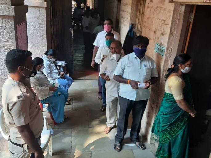 Teacher-graduate elections; Cold-fever voters cast their ballots in the last hour | शिक्षक-पदवीधर निवडणूक; सर्दी-ताप असणाऱ्या मतदारांचे शेवटच्या तासात होणार मतदान Teacher-graduate elections; Cold-fever voters cast their ballots in the last hour | शिक्षक-पदवीधर निवडणूक; सर्दी-ताप असणाऱ्या मतदारांचे शेवटच्या तासात होणार मतदान