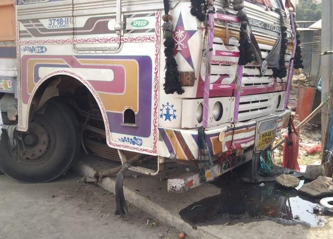 A truck carrying vegetable sellers; Two killed, three injured | Breaking; भाजी विकणाऱ्यांच्या अंगावर चढला ट्रक; दोघांचा मृत्यू, तिघे जण जखमी A truck carrying vegetable sellers; Two killed, three injured | Breaking; भाजी विकणाऱ्यांच्या अंगावर चढला ट्रक; दोघांचा मृत्यू, तिघे जण जखमी