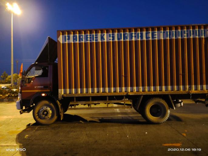 Shocking; Bhardhaw Tempo crushed the police; Policeman killed near Varavade toll plaza | धक्कादायक; भरधाव टेम्पोने पोलिसाला चिरडले; वरवडे टोलनाक्याजवळ पोलिसाचा मृत्यू Shocking; Bhardhaw Tempo crushed the police; Policeman killed near Varavade toll plaza | धक्कादायक; भरधाव टेम्पोने पोलिसाला चिरडले; वरवडे टोलनाक्याजवळ पोलिसाचा मृत्यू