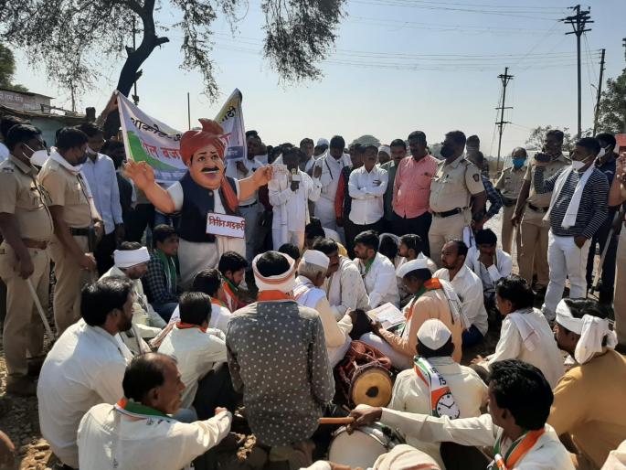 Agitation of Play drums on Akot-Akola road | अकोट- अकोला मार्गावर 'ढोल बजाओ' आंदोलन Agitation of Play drums on Akot-Akola road | अकोट- अकोला मार्गावर 'ढोल बजाओ' आंदोलन