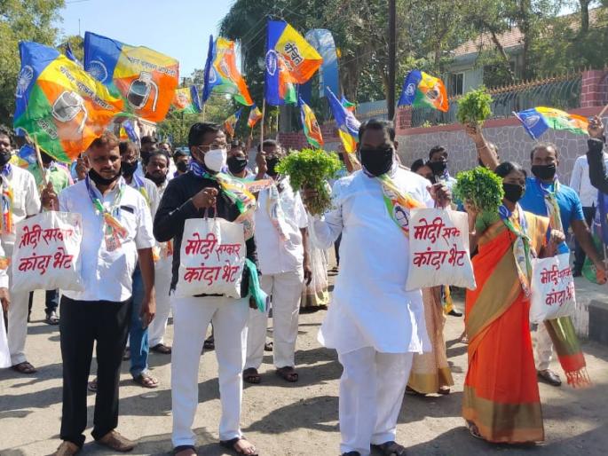 Deprived opposes agricultural law; A unique agitation was carried out by giving vegetables to the administration of Solapur | वंचितचा कृषी कायद्याला विरोध; सोलापूरच्या प्रशासनाला भाजी देऊन केले अनोखे आंदोलन