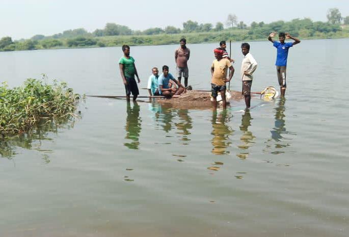 Hit the sand mafia in Nanded; Crimes filed against 438 Biharis including 34 farmers | नांदेडमध्ये वाळू माफियांना दणका; 34 शेतकऱ्यांसह 438 बिहारींविरुद्ध गुन्हा दाखल