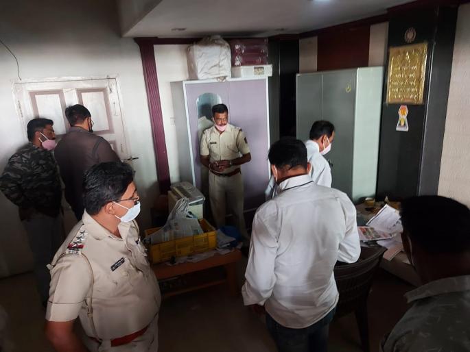 Big news; Sixteen lakh gold and silver jewelery was snatched from the house of a trader in Pandharpur | मोठी बातमी; पंढरपुरातील व्यापाऱ्याच्या घरातून सोळा लाखांचे सोन्या- चांदीचे दागिने पळविले Big news; Sixteen lakh gold and silver jewelery was snatched from the house of a trader in Pandharpur | मोठी बातमी; पंढरपुरातील व्यापाऱ्याच्या घरातून सोळा लाखांचे सोन्या- चांदीचे दागिने पळविले