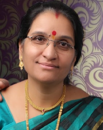 The woman fell off the bike due to the bad road and was crushed by the truck coming from behind | खराब रस्त्यामुळे दुचाकीवरुन महिला पडली अन‌् मागून आलेल्या ट्रकने चिरडले