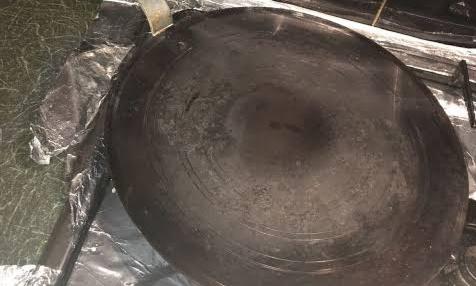 stepmother kept her son stands on the hot tawa | धक्कादायक! सावत्र आईनं चिमुकल्याला तापलेल्या तव्यावर उभं केलं; गुन्हा दाखल