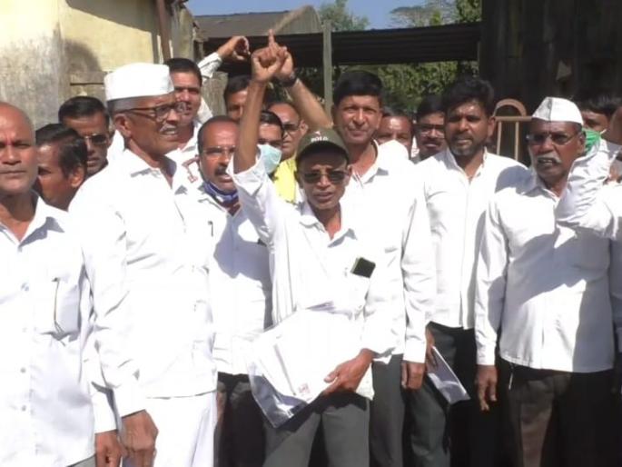 Agitations of Bhiwandi paddy growers at the shopping center | भिवंडीत भात उत्पादक शेतकऱ्यांचे खरेदी केंद्रावर आंदोलन Agitations of Bhiwandi paddy growers at the shopping center | भिवंडीत भात उत्पादक शेतकऱ्यांचे खरेदी केंद्रावर आंदोलन