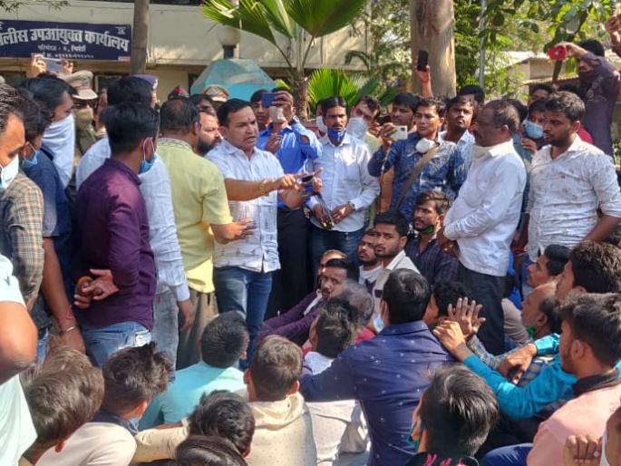 Police failed to search for the missing youth, relatives of the deceased stood in front of the Deputy Commissioner's office in bhiwandi | बेपत्ता तरुणाचा शोध घेण्यात पोलीस अपयशी, नातेवाईकांचा ठिय्या Police failed to search for the missing youth, relatives of the deceased stood in front of the Deputy Commissioner's office in bhiwandi | बेपत्ता तरुणाचा शोध घेण्यात पोलीस अपयशी, नातेवाईकांचा ठिय्या