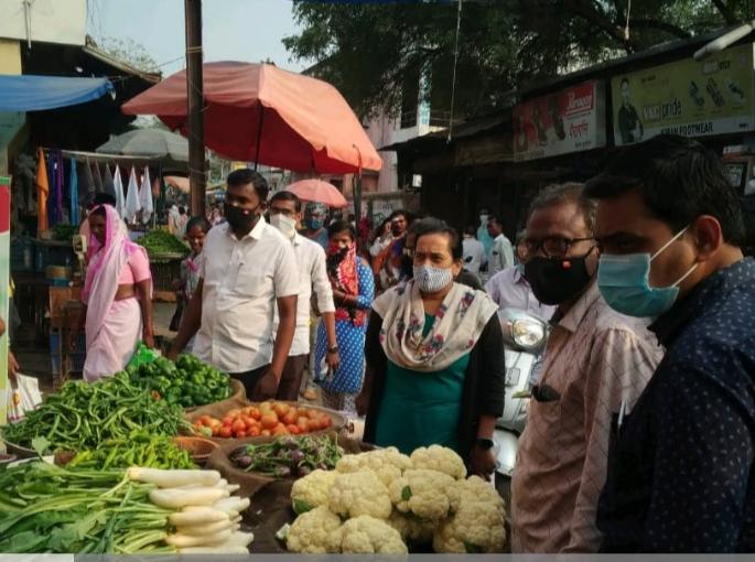 Encroachment removal campaign at Parola | पारोळा येथे अतिक्रमण हटाव मोहीम