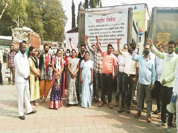 RTO workers stop writing to protest the incident in Beed | बीड येथील घटनेच्या निषेधार्थ आरटीओ कर्मचाऱ्यांचे लेखणी बंद आंदोलन RTO workers stop writing to protest the incident in Beed | बीड येथील घटनेच्या निषेधार्थ आरटीओ कर्मचाऱ्यांचे लेखणी बंद आंदोलन