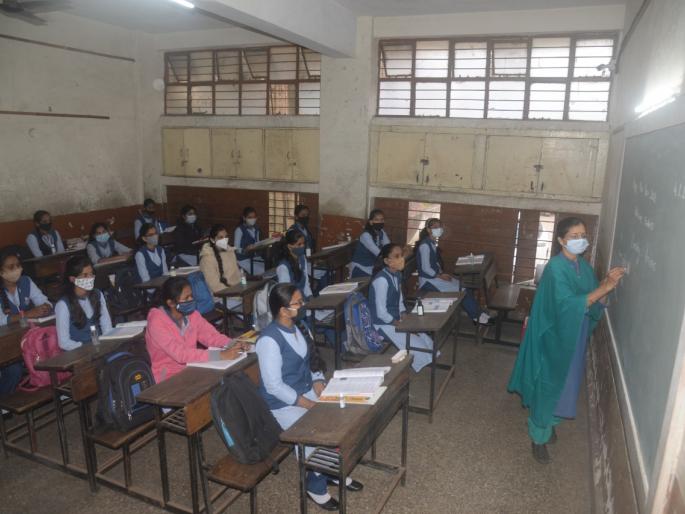 On the first day in Pimpri, only 32% attendance in municipal schools; Atheism of student parents | पिंपरीत पहिल्या दिवशी महापालिका शाळांत केवळ ३२ टक्के हजेरी; विद्यार्थी पालकांची अनास्था On the first day in Pimpri, only 32% attendance in municipal schools; Atheism of student parents | पिंपरीत पहिल्या दिवशी महापालिका शाळांत केवळ ३२ टक्के हजेरी; विद्यार्थी पालकांची अनास्था