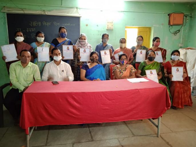 Honoring of female teachers on the occasion of Krantijyoti Savitribai Phule Jayanti | क्रांतीज्योती सावित्रीबाई फुले जयंतीनिमित्त महिला शिक्षिकांचा सन्मान Honoring of female teachers on the occasion of Krantijyoti Savitribai Phule Jayanti | क्रांतीज्योती सावित्रीबाई फुले जयंतीनिमित्त महिला शिक्षिकांचा सन्मान