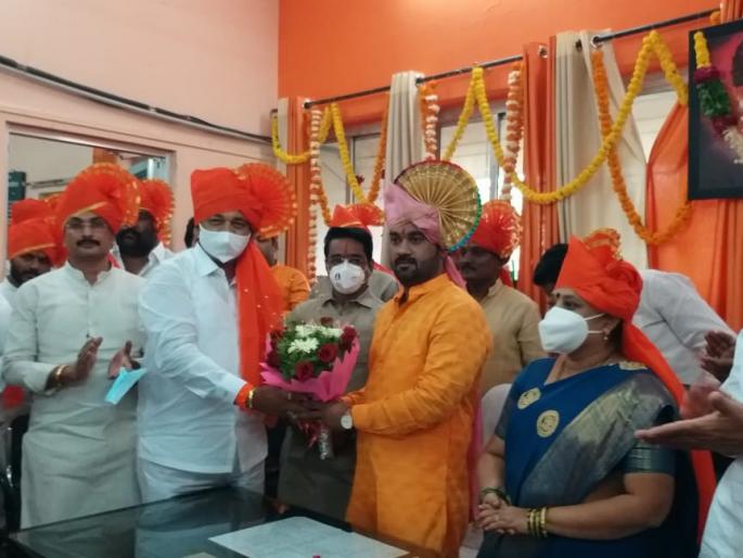 Amol Shinde Solapur Municipal Corporation's new Leader of Opposition; A big show of strength in the municipality | अमोल शिंदे सोलापूर महापालिकेचे नवे विरोधी पक्षनेते; महापालिकेत मोठे शक्ती प्रदर्शन Amol Shinde Solapur Municipal Corporation's new Leader of Opposition; A big show of strength in the municipality | अमोल शिंदे सोलापूर महापालिकेचे नवे विरोधी पक्षनेते; महापालिकेत मोठे शक्ती प्रदर्शन