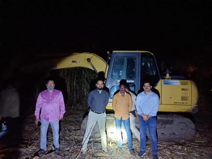 Major crackdown on sand mafias in Nanded; District Collector confiscated 5 JCBs along with 16 trucks | नांदेडमध्ये वाळू माफियांवर मोठी कारवाई; जिल्हाधिकाऱ्यांनी १६ ट्रकसह ५ जेसीबी, सक्क्षण पंप केले जप्त Major crackdown on sand mafias in Nanded; District Collector confiscated 5 JCBs along with 16 trucks | नांदेडमध्ये वाळू माफियांवर मोठी कारवाई; जिल्हाधिकाऱ्यांनी १६ ट्रकसह ५ जेसीबी, सक्क्षण पंप केले जप्त