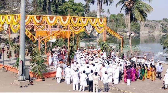 The potter's daughter got married to Siddharmeshwar's Yogdanda | हर्र बोला हर्र...च्या जघघोषात सिद्धरामेश्वरांच्या योगदंडाशी कुंभार कन्येचा झाला विवाह The potter's daughter got married to Siddharmeshwar's Yogdanda | हर्र बोला हर्र...च्या जघघोषात सिद्धरामेश्वरांच्या योगदंडाशी कुंभार कन्येचा झाला विवाह