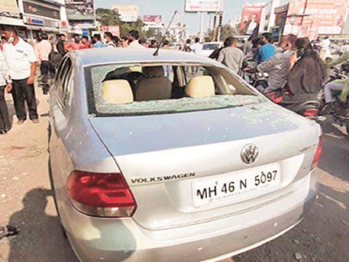 Thrilling! The new empty car was hit; Angry youths blocked the car and smashed the glass | थरारक ! नव्या कोऱ्या कारला धक्का लागला; संतप्त तरुणांनी रस्त्यात गाडी अडवून काचा फोडल्या Thrilling! The new empty car was hit; Angry youths blocked the car and smashed the glass | थरारक ! नव्या कोऱ्या कारला धक्का लागला; संतप्त तरुणांनी रस्त्यात गाडी अडवून काचा फोडल्या