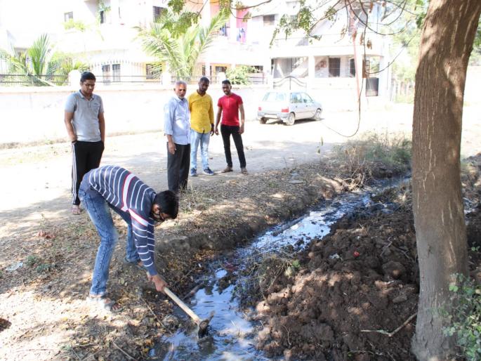 At Erandol, the youth did the cleaning themselves | एरंडोल येथे युवकांनी स्वतः केली नालेसफाई At Erandol, the youth did the cleaning themselves | एरंडोल येथे युवकांनी स्वतः केली नालेसफाई