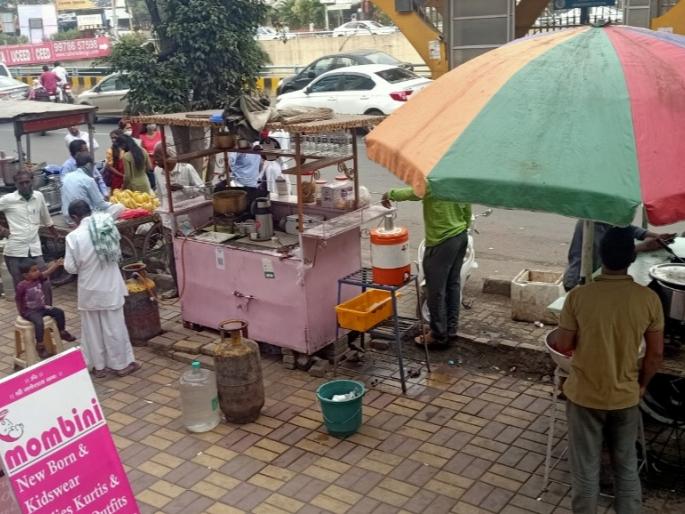Even if action is taken, why do you shop on the sidewalk? | कारवाई केली, तरी पदपथावरच का दुकान थाटता? पिंपरीतील पथारी व्यावसायिकांचा आडमुठेपणा Even if action is taken, why do you shop on the sidewalk? | कारवाई केली, तरी पदपथावरच का दुकान थाटता? पिंपरीतील पथारी व्यावसायिकांचा आडमुठेपणा