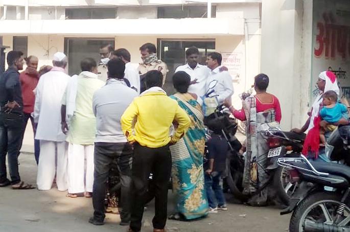 Doctors pushed to try to vandalize private hospital in Pandharpur | पंढरपुरात खासगी रुग्णालयाची तोडफोड करण्याचा प्रयत्न; डॉक्टरांना धक्काबुक्की Doctors pushed to try to vandalize private hospital in Pandharpur | पंढरपुरात खासगी रुग्णालयाची तोडफोड करण्याचा प्रयत्न; डॉक्टरांना धक्काबुक्की