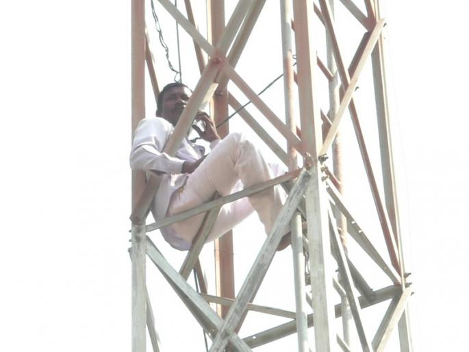 Farmers' hunger strike by climbing the tower; Administration rush to Pandharpur provincial office | टॉवरवर चढून शेतकऱ्याचे उपोषण; पंढरपूर प्रांत कार्यालयातील प्रशासनाची धावपळ Farmers' hunger strike by climbing the tower; Administration rush to Pandharpur provincial office | टॉवरवर चढून शेतकऱ्याचे उपोषण; पंढरपूर प्रांत कार्यालयातील प्रशासनाची धावपळ