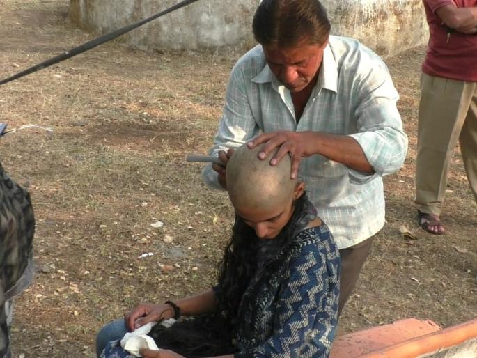 The girl performed funeral rituals to her father! | मुलीने मुंडन करून दिला पित्याला मुखाग्नी! The girl performed funeral rituals to her father! | मुलीने मुंडन करून दिला पित्याला मुखाग्नी!