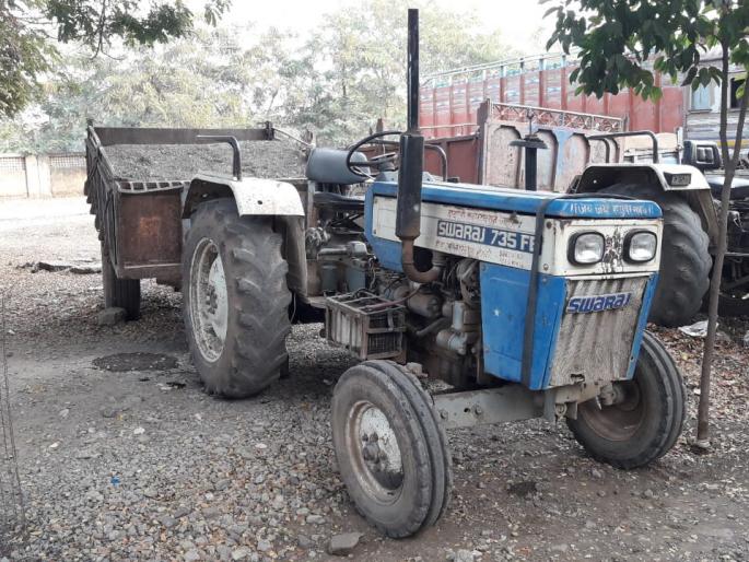 Eight tractors transporting illegal sand caught | अवैध वाळू वाहतूक करणारे आठ ट्रॅक्टर पकडले Eight tractors transporting illegal sand caught | अवैध वाळू वाहतूक करणारे आठ ट्रॅक्टर पकडले
