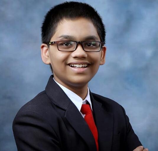 In just ten months, Devesh Bhaiya won 12 gold medals | अवघ्या दहा महिन्यात देवेश भय्याने पटकाविले १२ सुवर्णपदक In just ten months, Devesh Bhaiya won 12 gold medals | अवघ्या दहा महिन्यात देवेश भय्याने पटकाविले १२ सुवर्णपदक