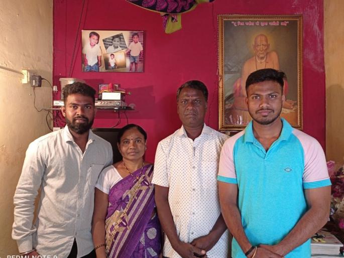 The hardship change in the success : Vikas Lokhande of slums area became CA. | कष्टाला आले फळ : झोपडपट्टीतील ‘विकास’ बनला सीए The hardship change in the success : Vikas Lokhande of slums area became CA. | कष्टाला आले फळ : झोपडपट्टीतील ‘विकास’ बनला सीए