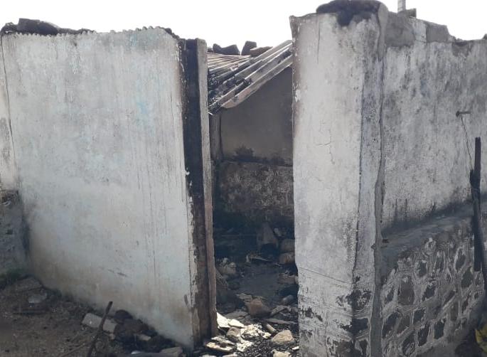 Shocking; The old man's house, which was obstructing the service road, was set on fire | धक्कादायक; सर्व्हिस रस्त्याला अडथळा ठरणाऱ्या वृद्धेचे घर पेटवून जिवंत जाळले Shocking; The old man's house, which was obstructing the service road, was set on fire | धक्कादायक; सर्व्हिस रस्त्याला अडथळा ठरणाऱ्या वृद्धेचे घर पेटवून जिवंत जाळले