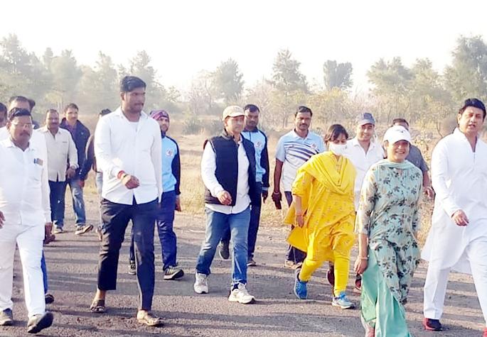 'Shankar' is the first sugar vessel at the feet of Lord Shiva Ranjit Singh Mohite Patil's footsteps | 'शंकर'च पहिलं साखर पोतं शंकराच्या चरणी; रणजितसिंह मोहिते पाटलांची पायी वारी 'Shankar' is the first sugar vessel at the feet of Lord Shiva Ranjit Singh Mohite Patil's footsteps | 'शंकर'च पहिलं साखर पोतं शंकराच्या चरणी; रणजितसिंह मोहिते पाटलांची पायी वारी
