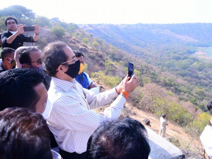 CM's mobile photography on the shores of Lonar Lake | मुख्यमंत्र्यांची लोणार सरोवर काठावर मोबाईल फोटोग्राफी