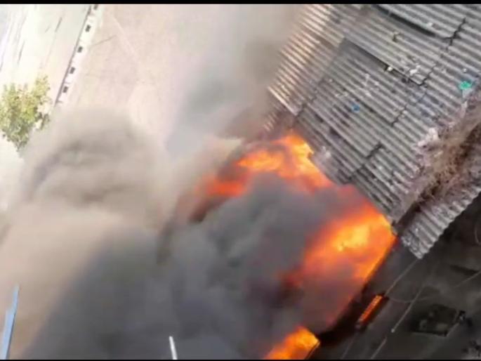 A fire broke out at a plastic bead factory at Khoni in Bhiwandi taluka | भिवंडी तालुक्यातील खोणी येथे प्लॅस्टिक मणी बनवण्याच्या कारखान्यास भीषण आग A fire broke out at a plastic bead factory at Khoni in Bhiwandi taluka | भिवंडी तालुक्यातील खोणी येथे प्लॅस्टिक मणी बनवण्याच्या कारखान्यास भीषण आग
