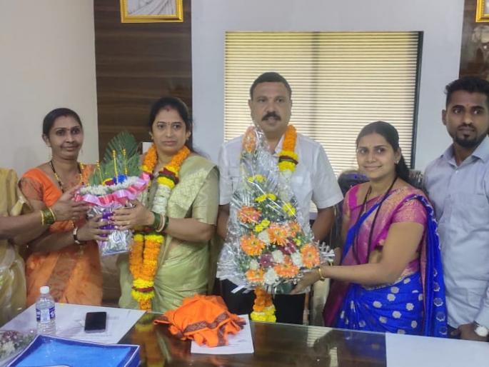 Bapgaon in Bhiwandi - Devrung's Gram panchayat in the hands of husband and wife | भिवंडीतील बापगांव - देवरुंगचा ग्रा.पं.गांव कारभार पती,पत्नीच्या हाती Bapgaon in Bhiwandi - Devrung's Gram panchayat in the hands of husband and wife | भिवंडीतील बापगांव - देवरुंगचा ग्रा.पं.गांव कारभार पती,पत्नीच्या हाती