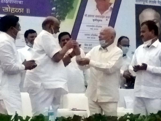 Once Sharad Pawar comes to mind, he does the right thing: Sushilkumar Shinde | शरद रावांनी एकदा मनात आणलं तर बरोबर कार्यक्रमच करतात : सुशीलकुमार शिंदे Once Sharad Pawar comes to mind, he does the right thing: Sushilkumar Shinde | शरद रावांनी एकदा मनात आणलं तर बरोबर कार्यक्रमच करतात : सुशीलकुमार शिंदे