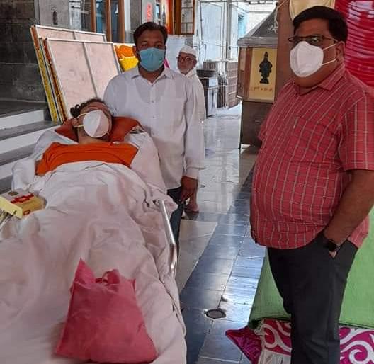 Reached Pandharpur by ambulance, took darshan of Vitthal on stretcher | भेटी लागी जीवा, लागलीसे आस! ॲम्ब्युलन्समधून पंढरपूर गाठलं; स्ट्रेचरवरून विठ्ठल दर्शन घेतलं Reached Pandharpur by ambulance, took darshan of Vitthal on stretcher | भेटी लागी जीवा, लागलीसे आस! ॲम्ब्युलन्समधून पंढरपूर गाठलं; स्ट्रेचरवरून विठ्ठल दर्शन घेतलं