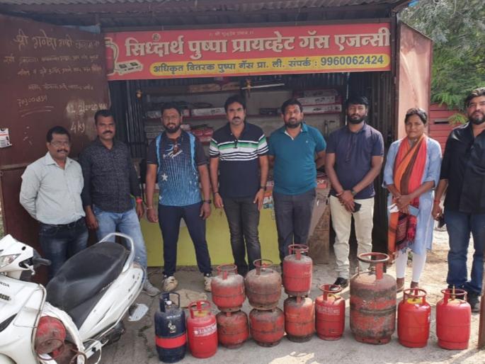 Theft of domestic gas at Ravet; Police confiscated 90,000 items | रावेत येथे घरगुती वापराच्या गॅसची चोरी; पोलिसांनी जप्त केला ९० हजारांचा मुद्देमाल Theft of domestic gas at Ravet; Police confiscated 90,000 items | रावेत येथे घरगुती वापराच्या गॅसची चोरी; पोलिसांनी जप्त केला ९० हजारांचा मुद्देमाल