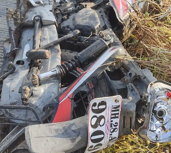 Two killed as truck hits two-wheeler | ट्रकची दुचाकीस धडक, दोन जण ठार