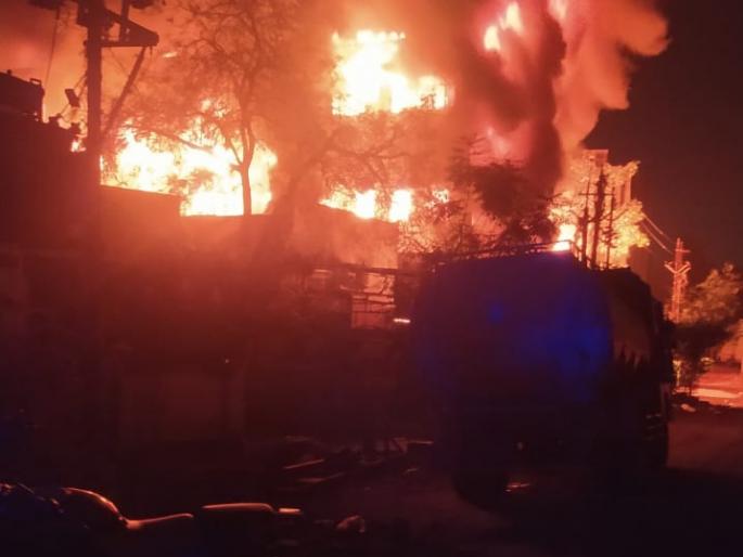 A fire broke out at a company manufacturing spare parts in the Waluj industrial area | वाळूज एमआयडीसीतील वाहनांचे स्पेअर पार्टस् बनविणारी कंपनी आगीत भस्मसात A fire broke out at a company manufacturing spare parts in the Waluj industrial area | वाळूज एमआयडीसीतील वाहनांचे स्पेअर पार्टस् बनविणारी कंपनी आगीत भस्मसात